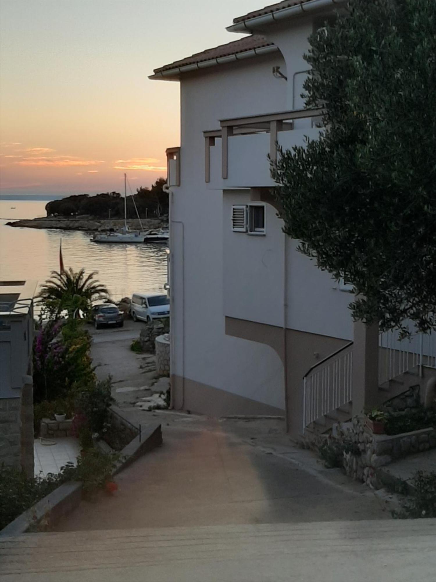 Apartments And Rooms Ljubica Лун Екстериор снимка